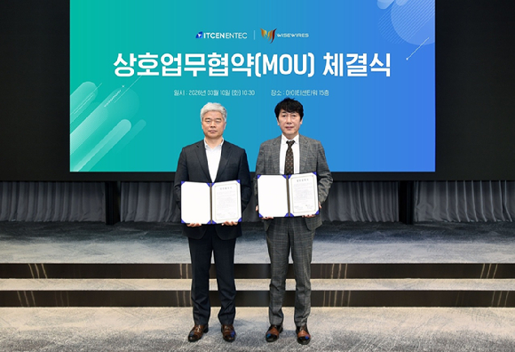 이정택 아이티센엔텍 부사장(왼쪽)과 조경휘 와이즈와이어즈 사장이 협약 체결 후 기념촬영을 하고 있다. [사진=아이티센엔텍]