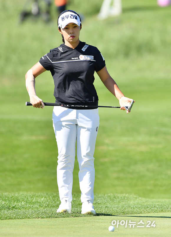 24일 인천 베어즈베스트 청라 (파72/6,712야드)에서 열린 '하나금융그룹 챔피언십' (총상금 15억원, 우승상금 2억 7천만 원) 최종 라운드에서 김수지가 퍼팅을 하고 있다. [사진=곽영래 기자]