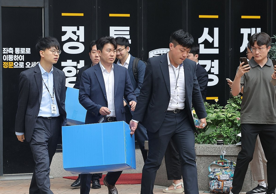 지난 7월 2일 출범한 김건희 특검팀 현판 앞에서 취재진이 대기하고 있다. 2025.7.2 [공동취재] [사진=연합뉴스]