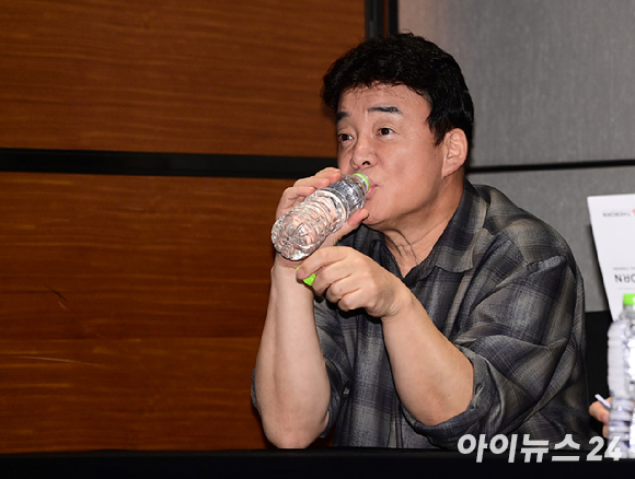 백종원 더본코리아 대표가 지난해 10월 28일 오후 서울 여의도 콘래드호텔에서 열린 더본코리아 IPO 기자간담회에 참석하고 있다. [사진=정소희 기자]