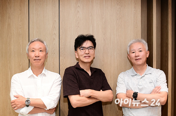 SK하이닉스의 경쟁력 비결을 분석한 책 '신뢰 게임'의 저자 (왼쪽부터) 김진국 SK하이닉스 경영자문위원, 현순엽 전 SK하이닉스 기업문화담당 부사장, 박정식 SK하이닉스 경영자문위원이 서울 강남구 역삼동 SK하이닉스 라운지에서 진행된 아이뉴스24와의 인터뷰에 앞서 포즈를 취하고 있다. [사진=정소희 기자]