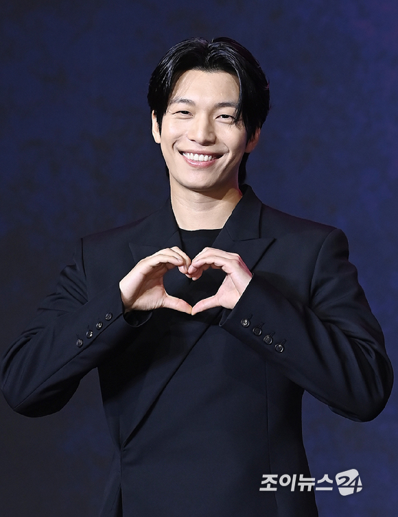 배우 위하준이 9일 서울 용산구 서울드래곤시티에서 열린 오징어 게임 시즌3 제작발표회에서 포토타임을 갖고 있다. [사진=곽영래 기자]