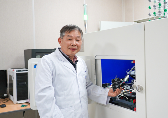  한국기초과학지원연구원이 자유변형이 가능한 전고체 이차전지 기술을 민간기업에 이전, 상용화에 나선다. 사진은 연구책임자인 김해진 KBSI 분석과학연구본부 김해진 박사 [사진=KBSI]