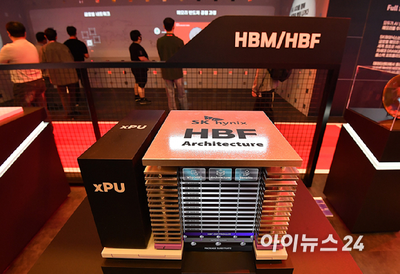 14일 서울 강남구 코엑스에서 열린 '제28회 반도체대전'(SEDEX 2026)에서 관람객들이 SK 하이닉스 부스를 관람하고 있다. [사진=곽영래 기자]