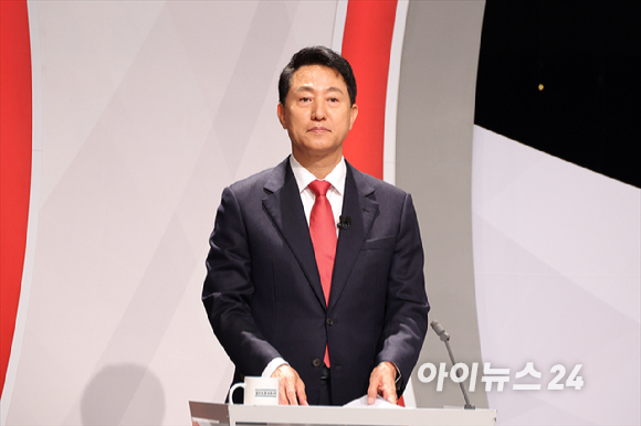 오세훈 국민의힘 서울시장 후보가 28일 오후 서울 마포구 SBS프리즘타워에서 열린 제9회 전국동시지방선거 2026 서울특별시장선거 후보자 토론회에서 토론 준비를 하고 있다. [사진=정소희 기자]
