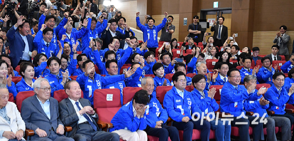 더불어민주당 박찬대 상임총괄선거대책위원장, 윤여준 상임총괄선거대책위원장, 강금실 총괄선거대책위원장 등 당 지도부가 3일 오후 국회 의원회관 개표 상황실에서 출구조사 결과를 지켜보며 환호하고 있다 [사진=곽영래 기자]