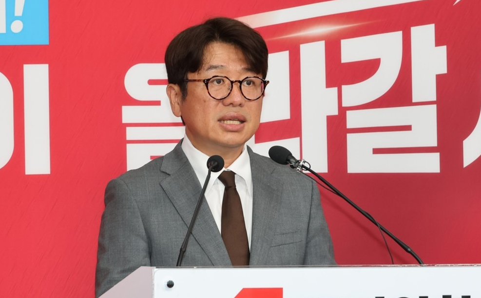 경기도 평택을 국회의원 재선거에 출마한 국민의힘 유의동 후보가 25일 서울 여의도 당사에서 긴급 기자회견을 열고 더불어민주당 김용남 후보의 '대부업' 의혹과 관련 강하게 비판하고 있다. 2026.5.25 [사진=연합뉴스]