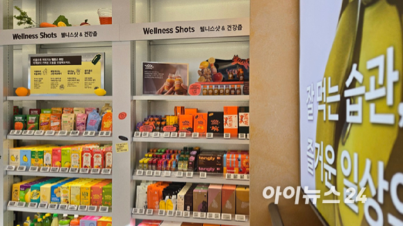 29일 서울 광화문 디타워 CJ올리브영 웰니스 플랫폼 '올리브베러' 1호점에서 열린 론칭 미디어데이 행사에서 취재진과 관계자들이 매장을 살펴보고 있다. [사진=진광찬 기자]