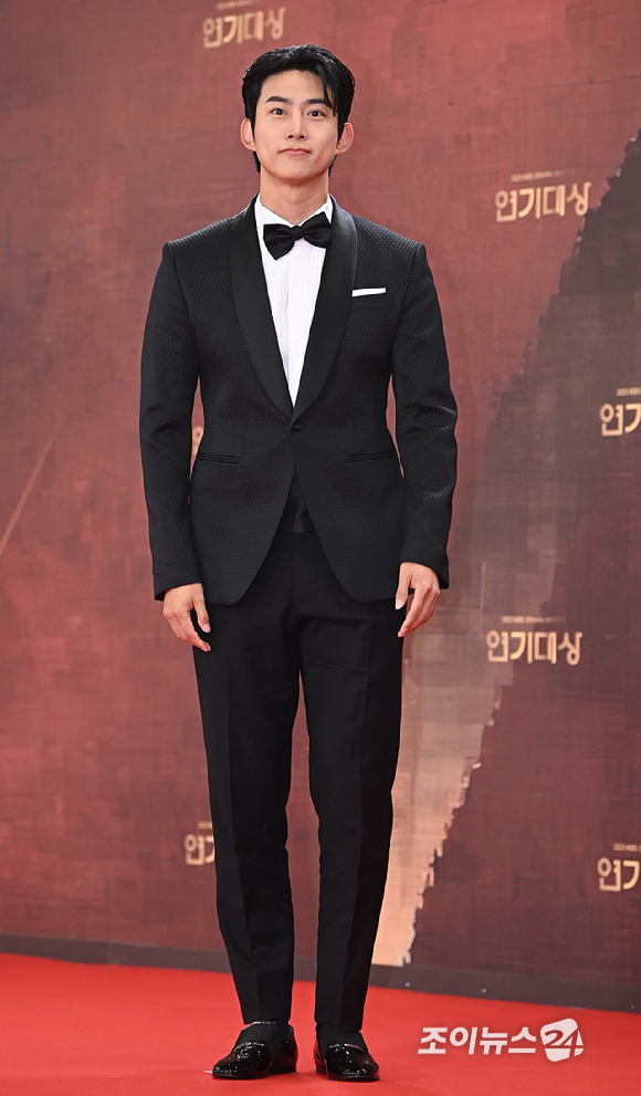 배우 옥택연이 31일 오후 서울 여의도 KBS에서 열린 2025 KBS 연기대상&nbsp;레드카펫 포토월 행사에서 포즈를 취하고 있다. [사진=곽영래 기자]