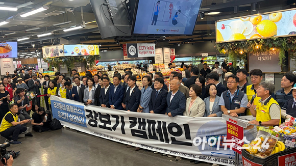 13일 서울 홈플러스 강서점에서 열린 '우리동네 홈플러스 우리가 살려요' 기자회견 참석자들이 카트를 앞에 두고 구호를 외치고 있다. [사진=진광찬 기자]
