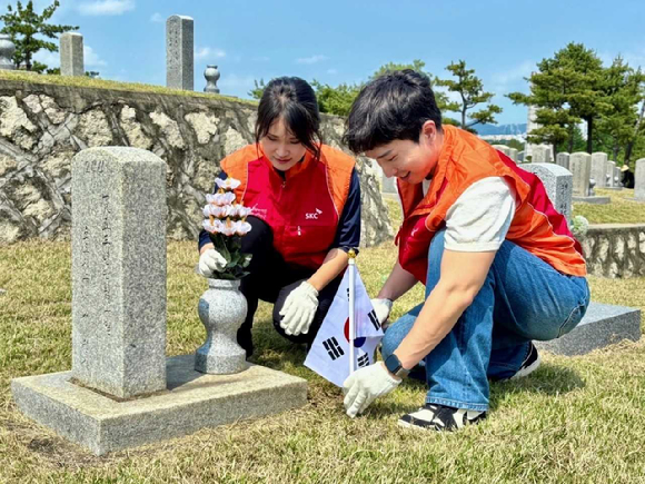 SKC 관계자들이 제70회 현충일을 앞두고 20일 국립서울현충원에서 묘역 정화활동을 하고 있다다. [사진=SKC]