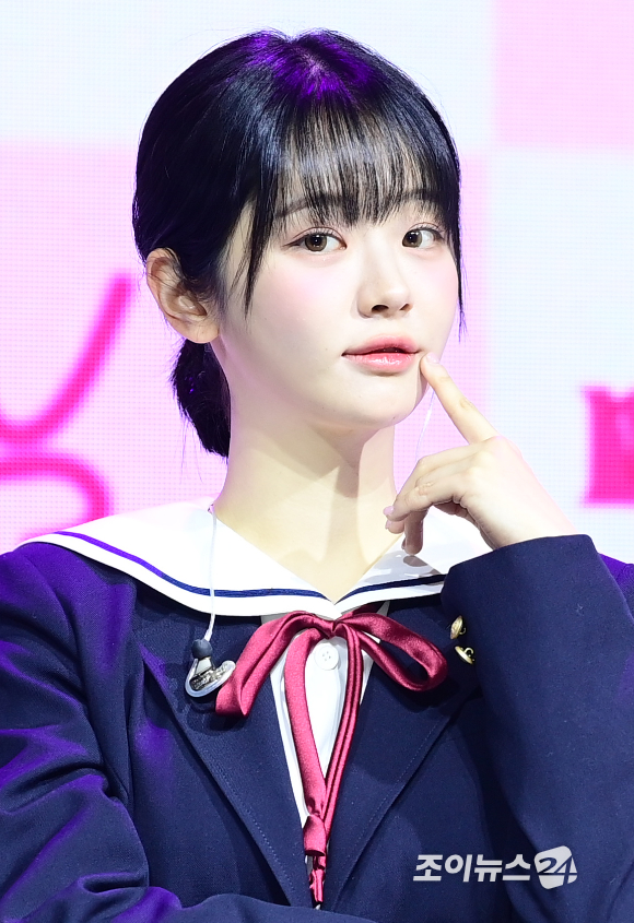 걸밴드 QWER 쵸단이 1일 오전 서울 마포구 신촌 원더로크홀에서 열린 QWER(큐더블유이알) 미니 1집 '마니또(MANITO)' 쇼케이스에 참석하고 있다. [사진=정소희 기자]