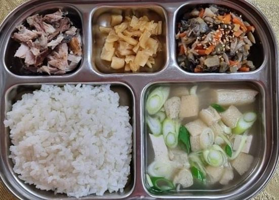 한 학부모가 어린이집 식단과 관련해 불만을 제기했다가 오히려 누리꾼들의 강한 질타를 받았다. 사진은 해당 학부모가 공개한 어린이집 급식. [사진=온라인 커뮤니티 캡처]