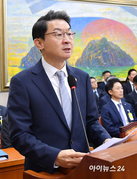 이억원 금융위원장이 20일 서울 여의도 국회 정무위원회에서 열린 금융위원회 등에 대한 국정감사에서 업무보고를 하고 있다. [사진=곽영래 기자]