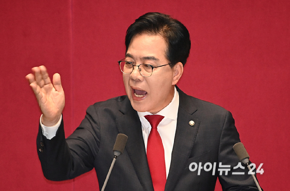 송언석 국민의힘 원내대표가 10일 서울 여의도 국회 본회의에서 교섭단체 대표 연설을 하고 있다. [사진=곽영래 기자]