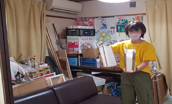 교토부 우지시의 데이서비스센터 '쿠리야마'의 마루야마씨가 치매노인들이 만든 상품을 소개하고 있다. [사진=조인케어]
