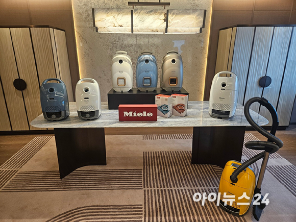 행사장 내부에 전시된 밀레 가드 청소기 신제품 S1(왼쪽부터), M1, L1 [사진=설재윤 기자]