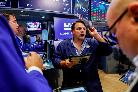 미국 뉴욕증권거래소(NYSE)에서 트레이더들이 거래 상황을 살피고 있다. [사진=REUTERS/연합뉴스]