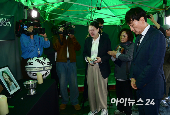 MBC가 15일 오전 서울 상암동 MBC신사옥에서 기상캐스터 故 오요안나의 사망에 대해 공식 사과하고 유족에 합의문 전달식 가졌다. 故 오요안나 명예사원증을 안고 오열하는 어머니 장연미 씨와 위로하는 안형준 MBC 사장. [사진=정소희 기자]