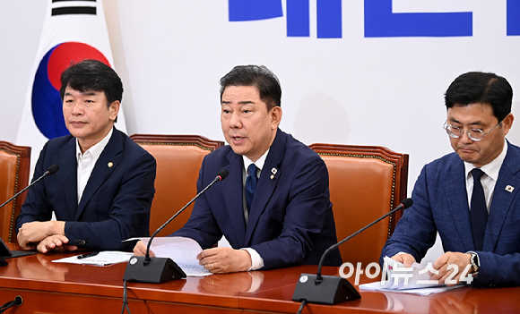 김병기 더불어민주당 대표 직무대행 겸 원내대표가 22일 오전 서울 여의도 국회에서 열린 원내대책회의에 참석해 모두 발언을 하고 있다. [사진=곽영래 기자]