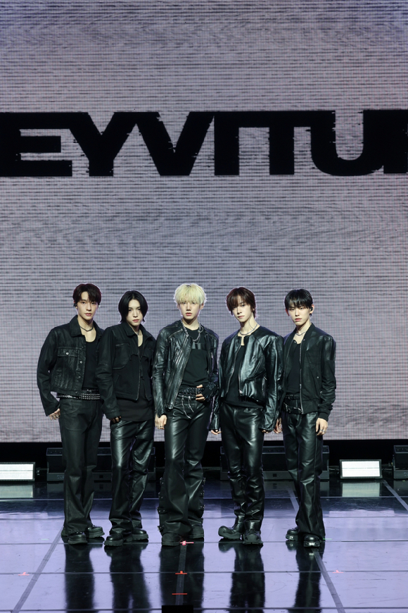 신인 보이그룹 KEYVITUP(키빗업. 현민&middot;태환&middot;세나&middot;재인&middot;루키아)이 8일 서울 합정동 NOL 씨어터 합정 동양생명홀에서 열린 쇼케이스에서 포토타임을 갖고 있다. [사진=인코드]