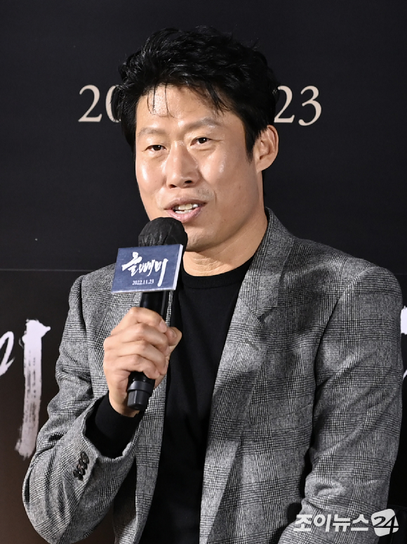 배우 유해진과 류준열이 18일 서울 용산구 CGV 용산아이파크몰에서 열린 영화 '올빼미' 제작보고회에서 포즈를 취하고 있다. [사진=김성진 기자]