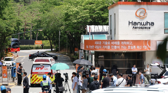 손재일 한화에어로스페이스 대표이사가 1일 오후 대전 유성구 한화에어로스페이스 대전사업장 앞에서 브리핑을 진행하고 있다. [사진=연합뉴스TV 캡쳐]