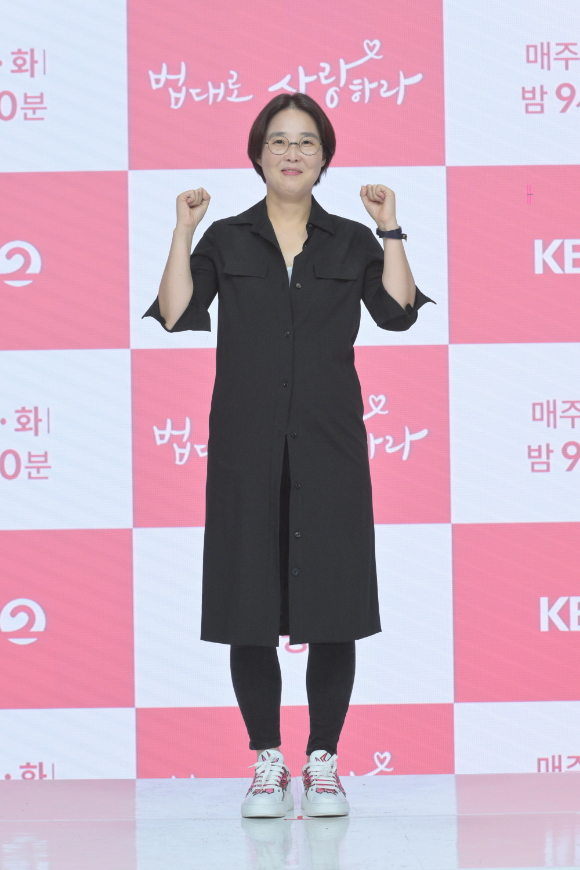 이은진 감독이 5일 오후 온라인으로 진행된 KBS 2TV 월화드라마 '법대로 사랑하라' 제작발표회에 참석해 포즈를 취하고 있다. [사진=KBS]
