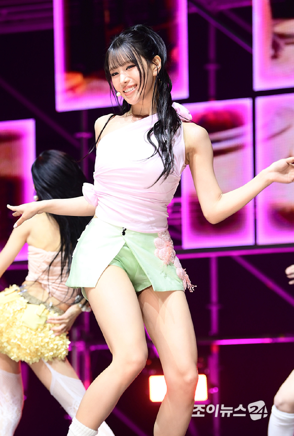 그룹 키스오브라이프 나띠가 6일 오후 서울 용산구 블루스퀘어에서 열린 키스오브라이프(KISS OF LIFE)새 싱글 앨범 'Who is she' 발매 기념 쇼케이스에 참석해 수록곡 'Don&lsquo;t Mind Me' 무대를 선보이고 있다. [사진=정소희 기자]