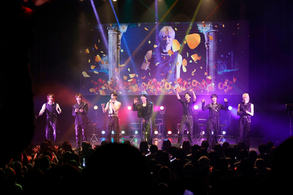 앰퍼샌드원이 일본 시부야구 문화종합센터 오와다 덴쇼홀에서 팬 콘서트 2026 AMPERS&ONE FAN-CON IN TOKYO(2026 앰퍼샌드원 팬-콘 인 도쿄)를 통해 팬들을 만나고 있다. [사진=FNC엔터테인먼트]