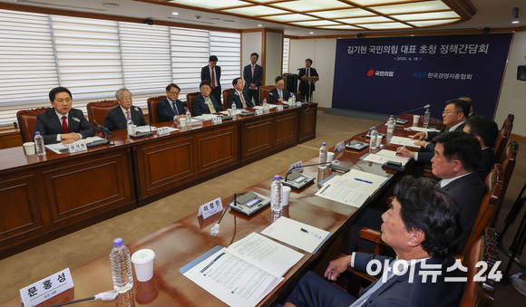 국민의힘 김기현 대표가 18일 서울 마포구 한국경영자총협회에서 열린 정책 간담회에서 인사말을 하고 있다. [사진=국회사진취재단]