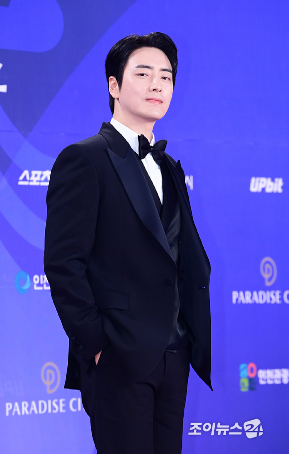 배우 이준혁이 18일 오후 인천광역시 파라다이스 시티에서 열린 제4회 청룡시리즈어워즈 레드카펫 행사에 참석하고 있다. [사진=정소희 기자]