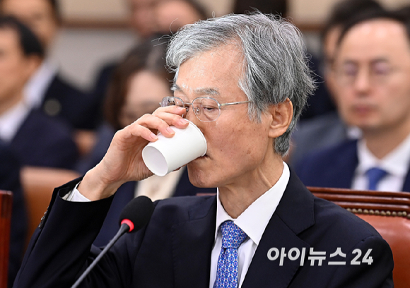 조희대 대법원장이 6일 서울 여의도 국회에서 열린 국회 법제사법위원회의 대법원 등 국정감사에서 물을 마시고 있다. [사진=곽영래 기자]