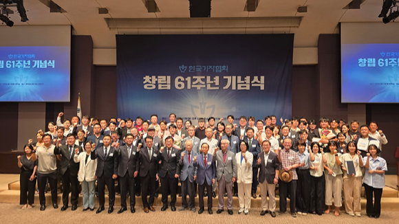박종현 한국기자협회 회장(가운데)을 비롯한 참석자들이 12일 오후 서울 중구 한국프레스센터에서 열린 한국기자협회 창립 61주년 기념식에서 기념촬영을 하고 있다. [사진=한국기자협회]