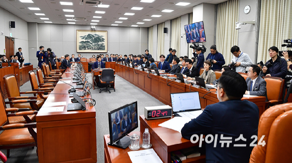 박찬대 운영위원장이 21일 오후 서울 여의도 국회에서 열린 운영위원회에서 2025년도 국회, 국가인권위원회, 대통령비서실 및 국가안보실, 대통령경호처 소관 예산안을 통과시키고 있다. [사진=곽영래 기자]