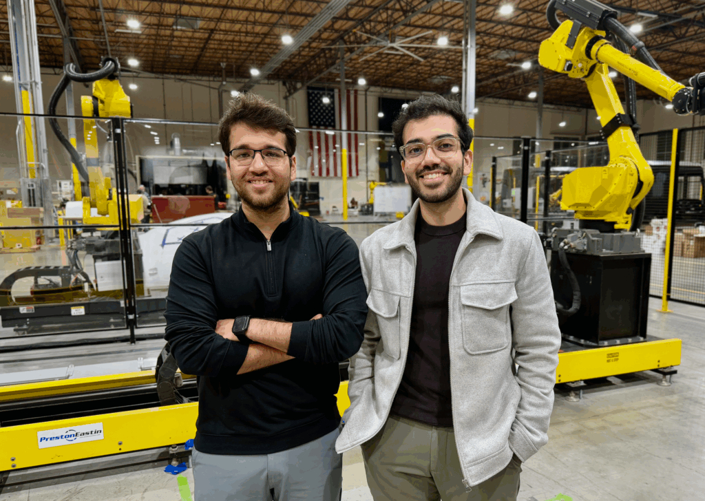 미국 소재의 로봇 시뮬레이션 스타트업 패럴랙스월즈 옴카르 레나비카르, 턴메이 아그라왈 창업자가 포즈를 취하고 있다. [사진=카카오벤처스]