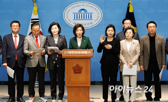 나경원 국민의힘 의원 등 국민의힘 의원들이 12일 오전 서울 여의도 국회에서 헌법재판소 2차 공개탄원서 제출 기자회견을 하고 있다. [사진=곽영래 기자]