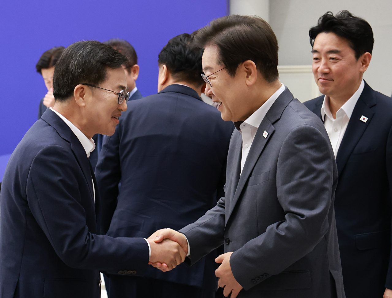 이재명 대통령이 지난 1일 서울 용산 대통령실 청사에서 열린 전국 시도지사 간담회에서 김동연 경기도지사와 인사하고 있다. 2025.8.1 [사진=연합뉴스]