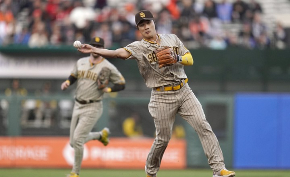 MLB 샌디에이고에서 뛰고 있는 김하성이 내셔널리그 유격수 부문 골드글러브 후보에 이름을 올렸다. [사진=뉴시스]