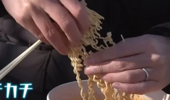 일본 방송에서 우리나라 한파 소식을 전하기 위해 한강에서 라면이 얼기까지 시간을 측정하는 실험을 하고 있다. [사진=유튜브 @TBS NEWS ]