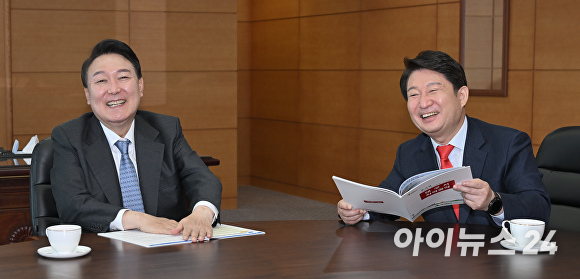 21일 면담을 가진 윤석열 당선인과 권영진 대구시장이 환하게 웃고 있다. [사진=대구시]