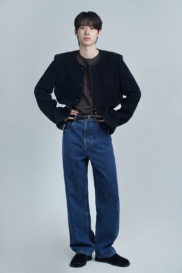 배우 김민이 프로필 촬영에서 포즈를 취하고 있다. [사진=제이와이드컴퍼니]