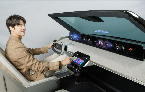 LG디스플레이 모델이 차량용 P-OLED로 구성된 디지털 콕핏을 소개하는 모습. [사진=LG디스플레이 ]