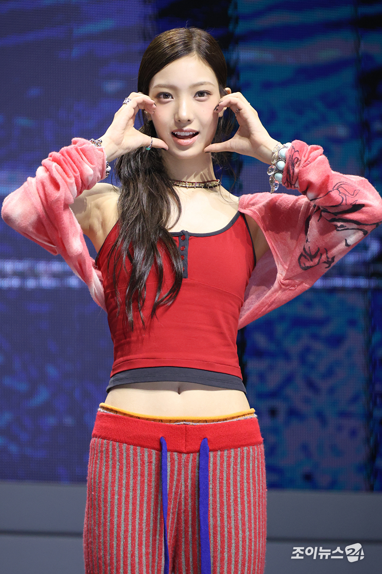 그룹 튜이드 서연이 24일 오후 서울 광진구 예스24라이브홀에서 진행된 튜이드(TUIDE) 데뷔 앨범 '튠 앤 플레이'(TUNE & PLAY) 발매 기념 쇼케이스에 참석해 포즈를 취하고 있다. [사진=문수지 기자]