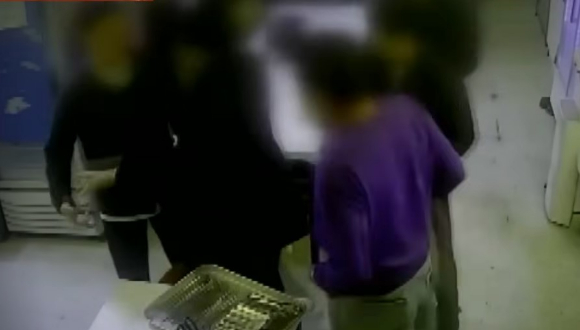 식당에서 한 테이블의 남성들이 담배를 피웠다. [사진=JTBC '사건반장' 캡처]