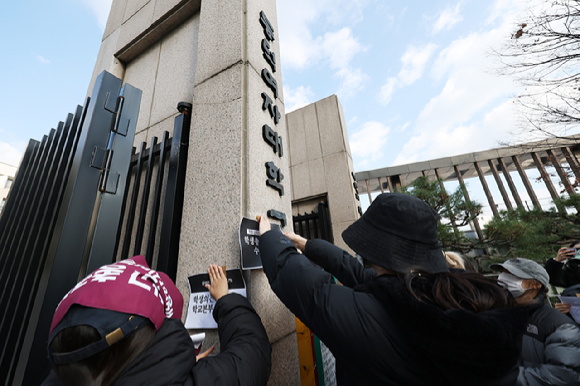 지난 9일 서울 성북구 동덕여자대학교 정문에서 열린 '2025 학생총투표 결과 전달 기자회견'에서 학생들이 공학 전환에 반대하는 내용의 손팻말을 들고 있다. [사진=연합뉴스]