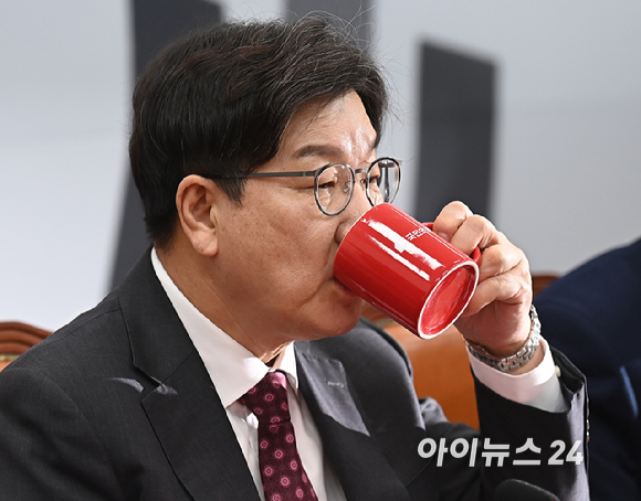 권영세 국민의힘 비상대책위원장와 권성동 원내대표가 27일 서울 여의도 국회에서 열린 비상대책위원회의에서 머그컵을 이용해 물을 마시고 있다. [사진=곽영래 기자]