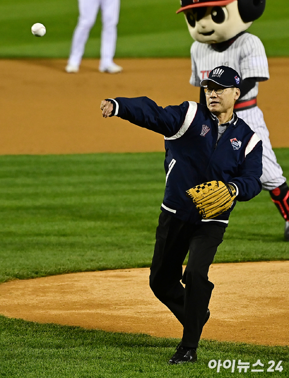 7일 오후 서울 송파구 잠실야구장에서 '2023 KBO 포스트시즌' LG 트윈스와 KT 위즈의 한국시리즈 1차전 경기가 열렸다. 1994년 LG 우승 주역인 김용수 전 감독이 시구를 하고 있다. [사진=곽영래 기자]