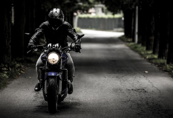 오토바이를 타고 수천만원이 든 친구의 돈가방을 낚아챈 40대 남성이 경찰에 붙잡혔다. 본 기사와 무관한 이미지. [사진=픽사베이@SplitShire]