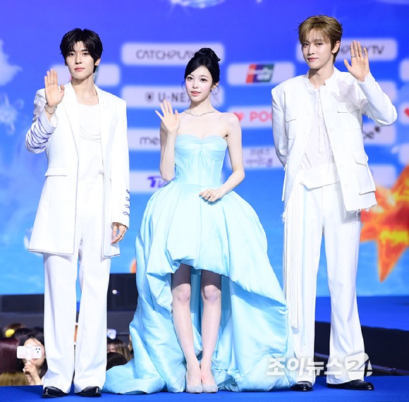엔시티위시 시온-하츠투하츠 이안-라이즈 성찬이 9일 오후 경기도 일산 킨텍스에서 열린 2026 SBS 가요대전 Summer 블루카펫 행사에 MC로 참석하고 있다. [사진=정소희 기자]